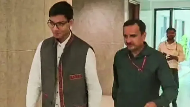 सार्थक सिद्धांत संसद भवन एनेक्सी पहुंचे, जहां उन्होंने संसदीय स्थायी समिति के सामने अपनी प्रस्तुति दी.
