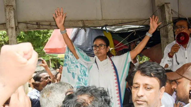 প্রতিবাদে সাবেক মুখ্যমন্ত্রী মমতা ব্যানার্জী