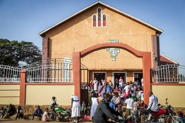 Abakirisu bari bakoraniye kuri Cathédrale ya Bunia imbere y'uko imisa itangura, bakurikije amabwirizwa y'abategetsi bo muri ako karere yo kwirinda ikwiragira ry'ikiza ca Ebola ku wa 24 Rusama 2026.