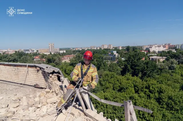 Спасатель на крыше здания.