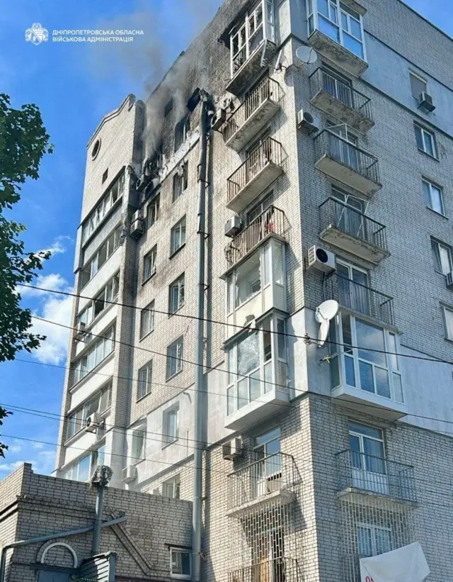 Многоэтажный дом со следами попадания дрона.