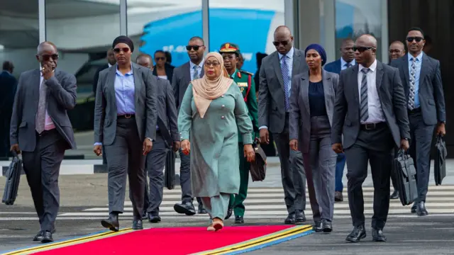 Perezida Samia aherekejwe ku kibuga cy'indege agana mu Burusiya