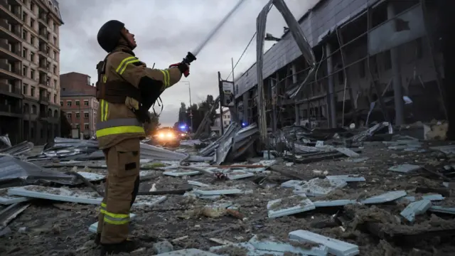 Пожарный с брандспойтом