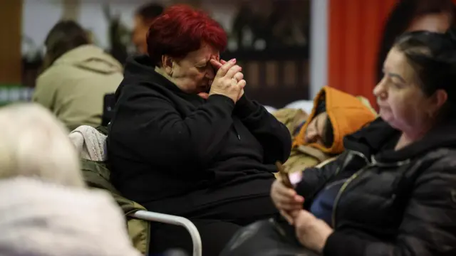 Женщины сидят на станции киевского метро