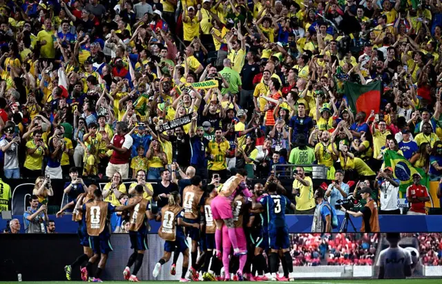 Torcedores brasileiros festejam o primeiro gol da equipa, marcado por Matheus Cunha (camisola 9), durante o jogo do Grupo C do Campeonato do Mundo de Futebol de 2026 entre o Brasil e o Haiti, no Estádio da Filadélfia.