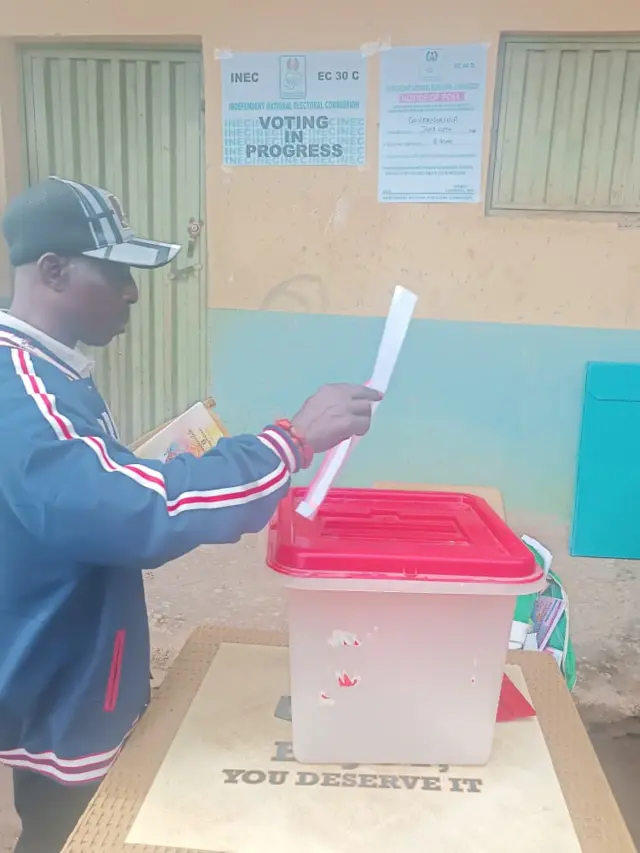 Ọkunrin to fẹ fi iwe idibo sinu apoti ibo