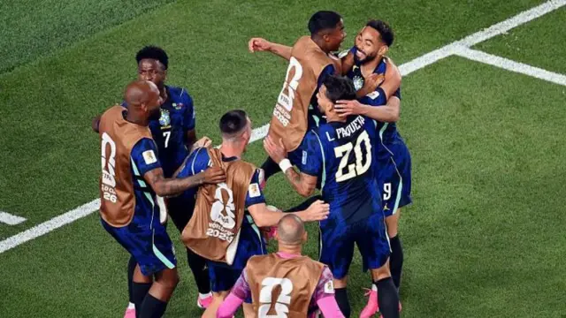 Seleção comemorando