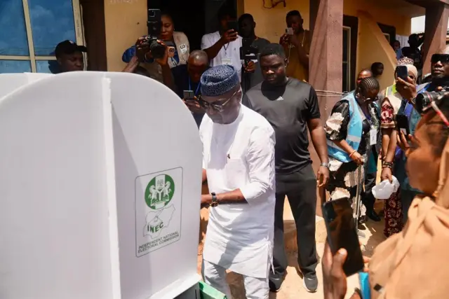 Ekiti State Govnor, Biodun Abayomi Oyebanji as e dey cast im vote