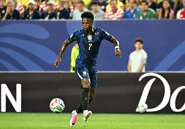 O avançado brasileiro número 7, Vinicius Junior, corre com a bola durante o jogo do Grupo C do Campeonato do Mundo de 2026 entre o Brasil e o Haiti, no Estádio da Filadélfia, em Filadélfia.