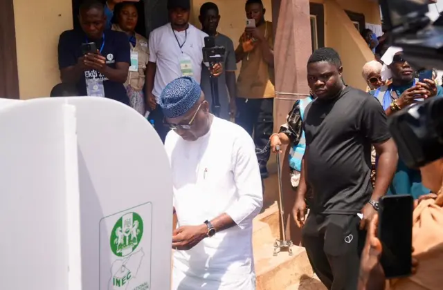 Ekiti State Govnor, Biodun Abayomi Oyebanji as e dey cast im vote