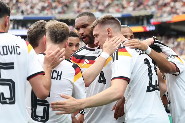 Les joueurs allemands célébrant un but contre le Curaçao.
