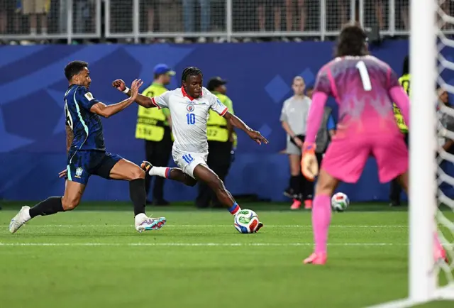 Jean-Ricner Bellegarde chuta a bola durante o jogo de futebol do Grupo C do Campeonato do Mundo de 2026 entre o Brasil e o Haiti, no Estádio de Filadélfia, em Filadélfia.