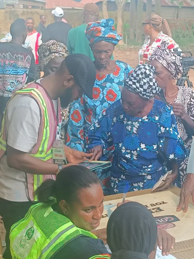 Iya to wọ aṣọ olomi aro n tẹka