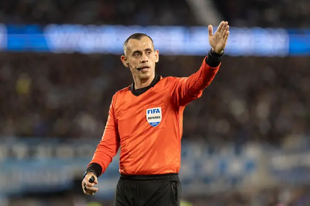 L'arbitre Juan Gabriel Benitez fait un geste lors du match de qualification sud-américain de la Coupe du monde de la FIFA 2026 entre l'Argentine et la Colombie au stade Mas Monumental de Buenos Aires, en Argentine, le 10 juin 2025.