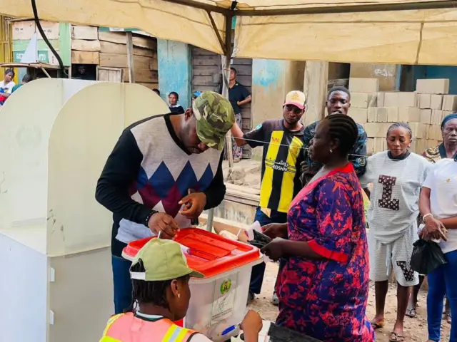 David Falegan n fi ibo rẹ sinu apoti ibo
