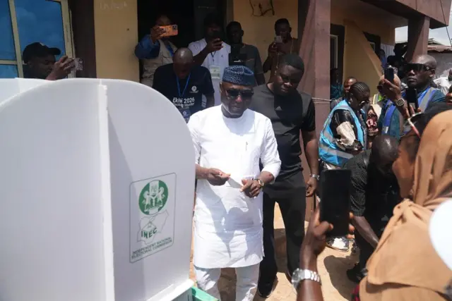 Ekiti State Govnor, Biodun Abayomi Oyebanji as e dey cast im vote