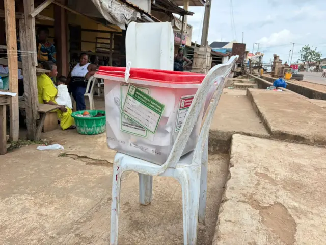 Ballot box dey on top one chair for Ekiti govnorship election