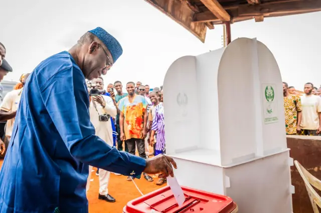 Former Ekiti state govnor Kayode Fayemi cast im vote