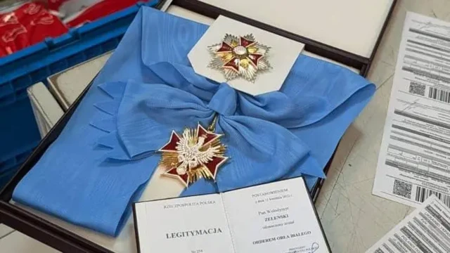 Зеленский опубликовал фото отправляемой обратно в Польшу награды