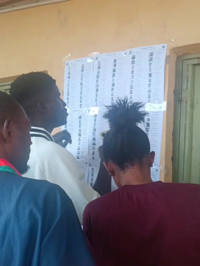 Awọn eeyan to n wo orukọ wọn