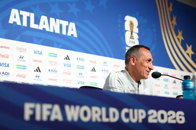 المدير الفني للمنتخب السعودي، يورغوس دونيس، يتحدث إلى وسائل الإعلام خلال المؤتمر الصحفي الخاص بالمنتخب السعودي أمس السبت