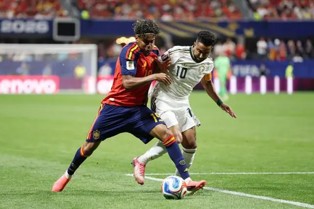 Lamine Yamal na Spain da Salem Aldawsari # 10 na Saudi Arabia suna fafatawa don kwallon