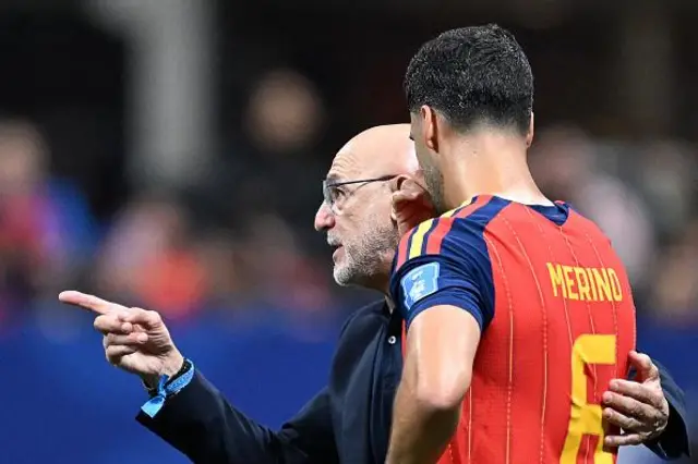 Mikel Merino (R) ya gana da kocin Spain Luis de la Fuente