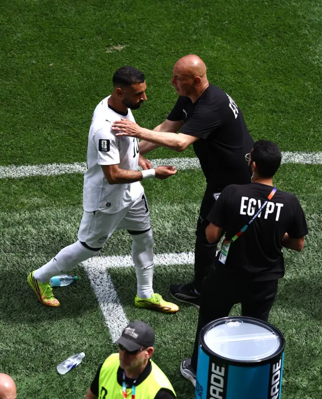 حسام حسن مدرب منتخب مصر مع محمد صلاح