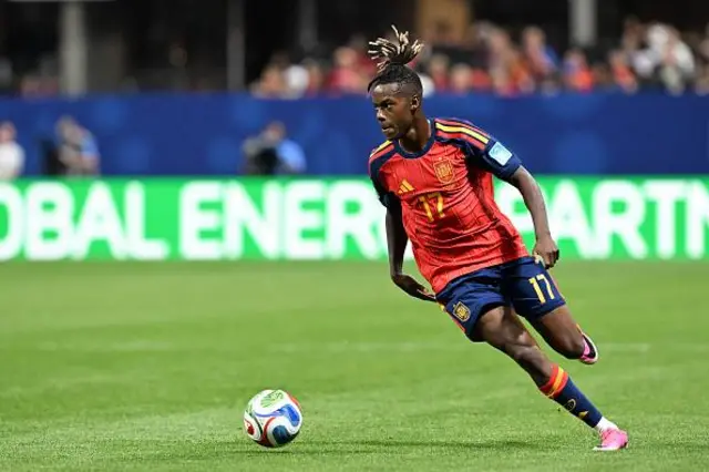 Nico Williams yana sarrafa kwallon