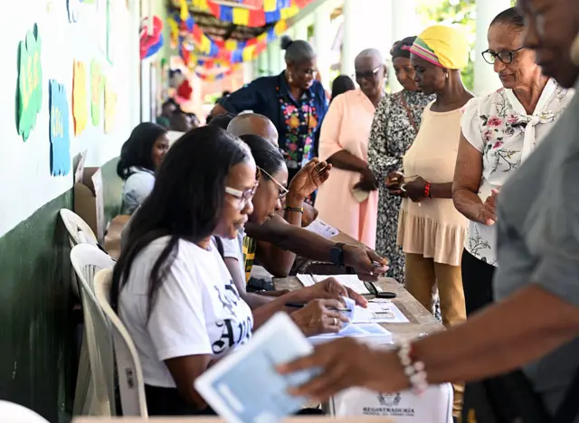 Una mesa de votación en Colombi
