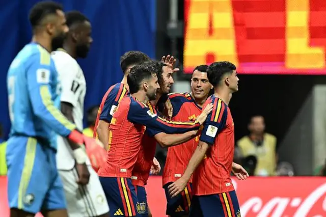 Marc Cucurella (C) ya yi murna tare da abokan aikinsa