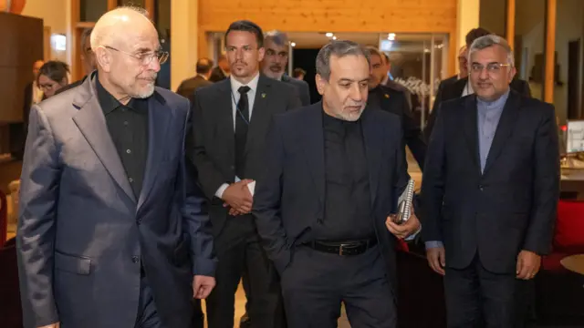 وزير الخارجية الإيراني عباس عراقجي (في الوسط)، ورئيس البرلمان الإيراني محمد باقر قاليباف (على اليسار)، في منتجع بورغنشتوك في سويسرا، يوم الأحد 20 يونيو/حزيران 2026.
