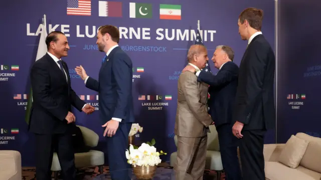نائب الرئيس الأمريكي، جي دي فانس، والمبعوثان ستيف ويتكوف وجاريد كوشنر، مع رئيس الوزراء الباكستاني شهباز شريف، وقائد الجيش عاصم منير.