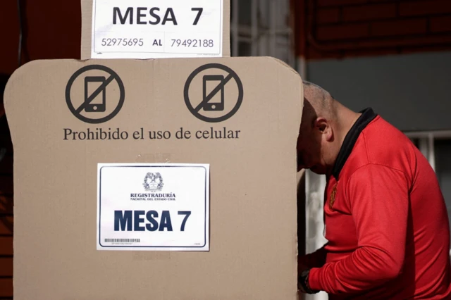 Un hombre votando en Colombia