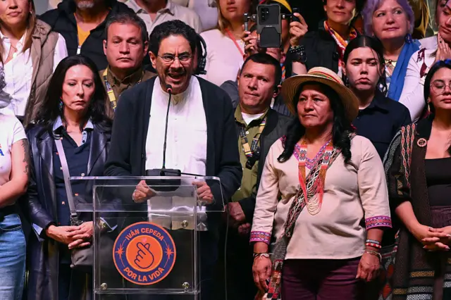 Iván Cepeda habla ante el público