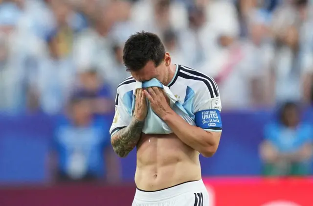 Lionel Messi ya share hawaye daga idanunsa