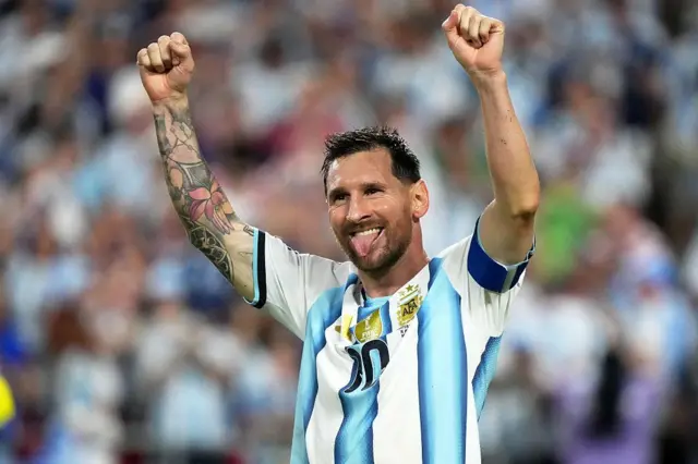 Lionel Messi tare da hannayensa a cikin iska kuma ya fitar da harshensa