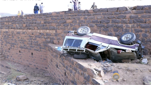 ብቢንቶ ዝጸደፈት ሚና እግራ ንላዕሊ፤ ኣብ ልዕሊኣ ገለ ሰባት ይራኣዩ፡ ሓደ ካብኦም ክልተ ኢዱ ኣብ ርእሱ ብምግባር ናይ ጓሂ ምልክት የርኢ