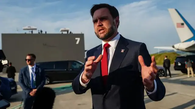 J.D. Vance oo xiran jaakad madow iyo taay cas, kuna sugan saldhigga cirka ee Mareykanka ku leeyahay Switzerland.