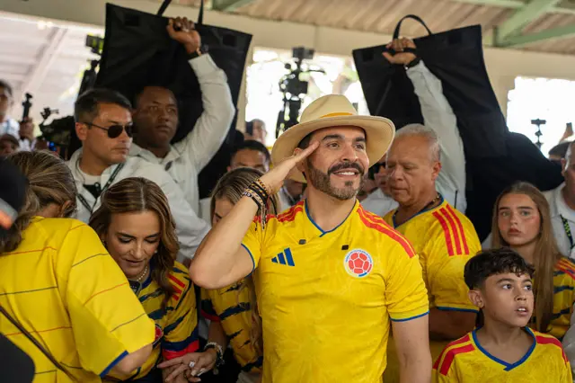 Abelardo de la Espriella saludando