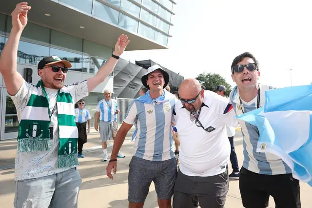 Magoya bayan Argentina a wajen filin wasa na Dallas