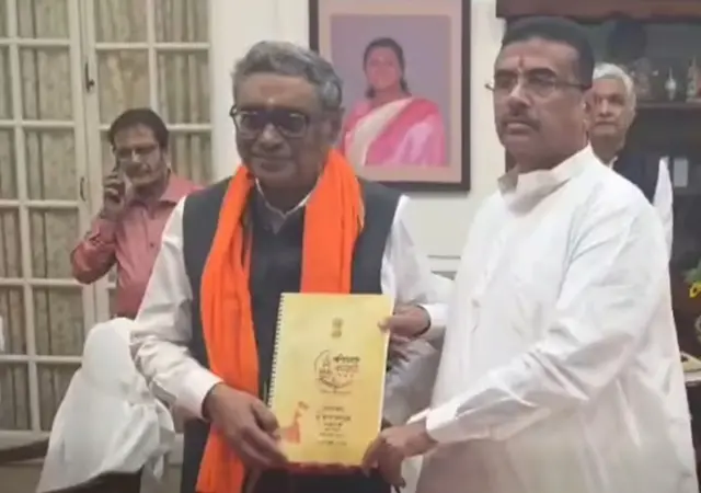 অর্থমন্ত্রী স্বপন দাশগুপ্তর সঙ্গে মুখ্যমন্ত্রী শুভেন্দু অধিকারী