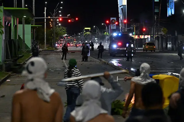 Enfrentamientos entre manifestantes y policías tras conocerse los resultados de la segunda vuelta en Colombia