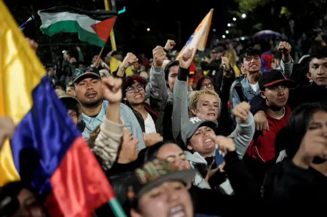 Simpatizantes de Cepeda reaccionan a los resultados en Bogotá.