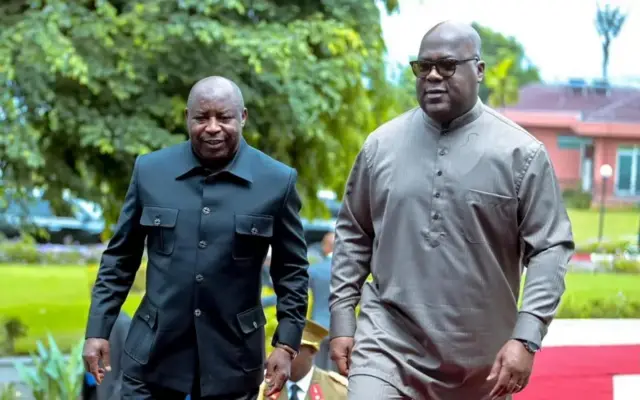 Perezida Ndayishimiye na mugenzi we Félix Tshisekedi bariko baratambuka (ifoto mbarankuru yo mu bubiko)