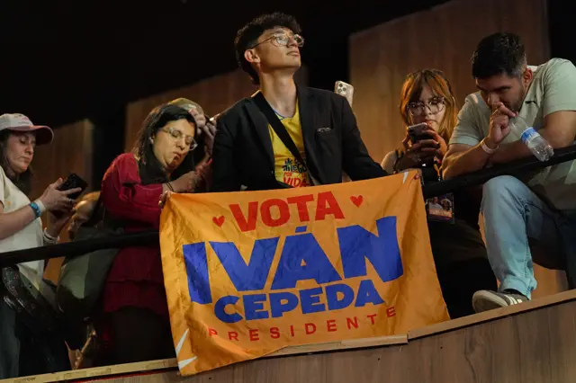 Simpatizantes de Iván Cepeda miran con pesadumbre los resultados