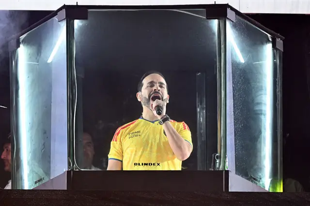 Abelardo de la Espriella habla ante su público