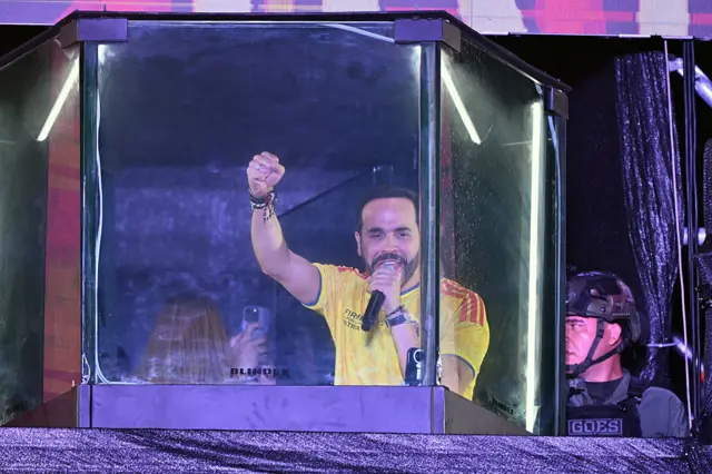 Abelardo de la Espriella habla a sus seguidores detrás de una barrera antibalas