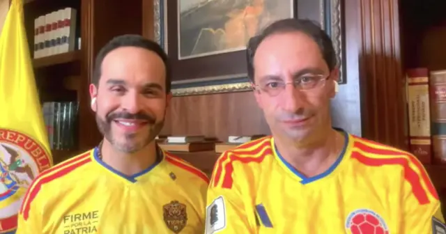 Abelardo de la Espriella junto a su vicepresidente con camisetas amarillas