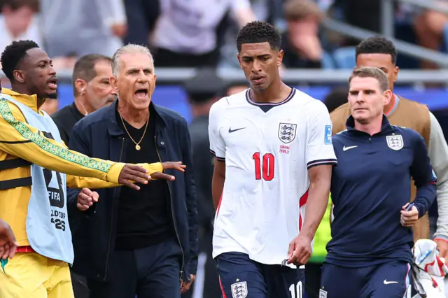 Carlos Queiroz, sélectionneur du Ghana, interpelle Jude Bellingham, sélectionneur de l'Angleterre, à la mi-temps du match